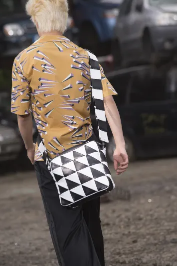 قواعد حمل الحقيبة لطلة أنيقة وجذابة