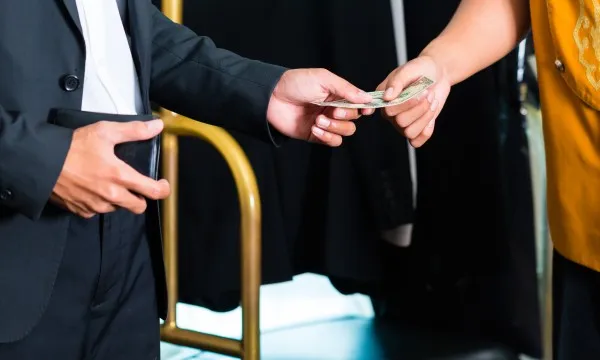 البقشيش في الفنادق.. لا حرج في السفر بعد اليوم