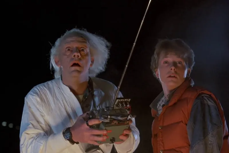 بطل «Back to the Future» يبيع شريط فيديو للفيلم بسعر قياسي