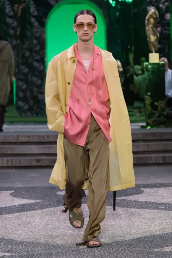 مجموعة أزياء فيرساتشي للرجال لموسم ربيع وصيف 2023
