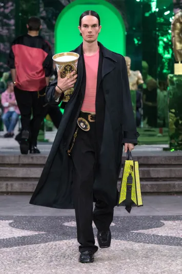 مجموعة أزياء فيرساتشي للرجال لموسم ربيع وصيف 2023