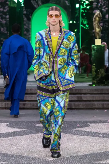 مجموعة أزياء فيرساتشي للرجال لموسم ربيع وصيف 2023