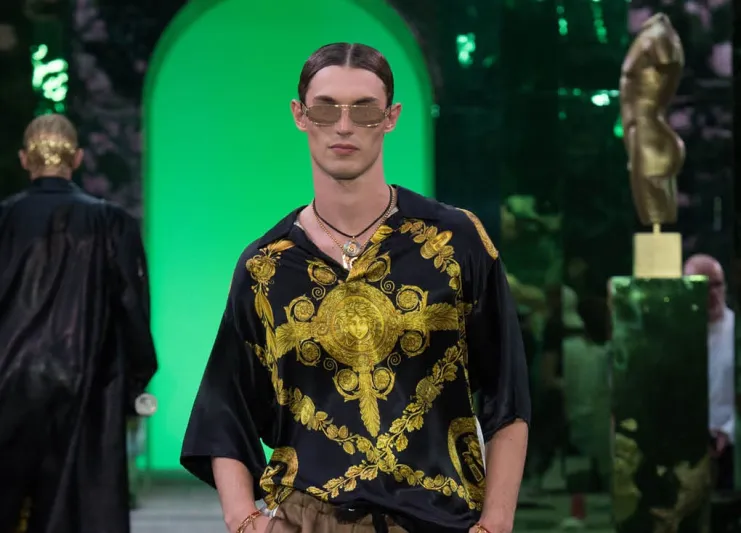 مجموعة أزياء فيرساتشي للرجال لموسم ربيع وصيف 2023