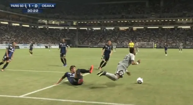 «غطسة» نيمار في مباراة باريس سان جيرمان باليابان تجلب له السخرية (فيديو)