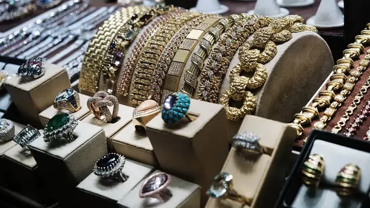 قصة سرقة جواهر وأحجار كريمة بـ 100 مليون دولار من معرض دولي