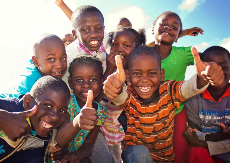 ملياردير أمريكي مخضرم يوزع ثروته على أطفال العالم