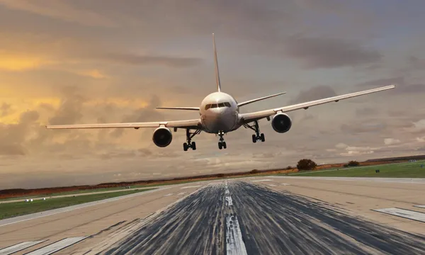 شاهد هبوط اضطراري لطائرة على طريق سريع في أمريكا (فيديو)