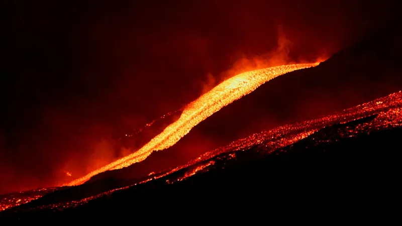 مشاهد مرعبة لثوران "ساكوراجيما" أخطر براكين آسيا (فيديو)