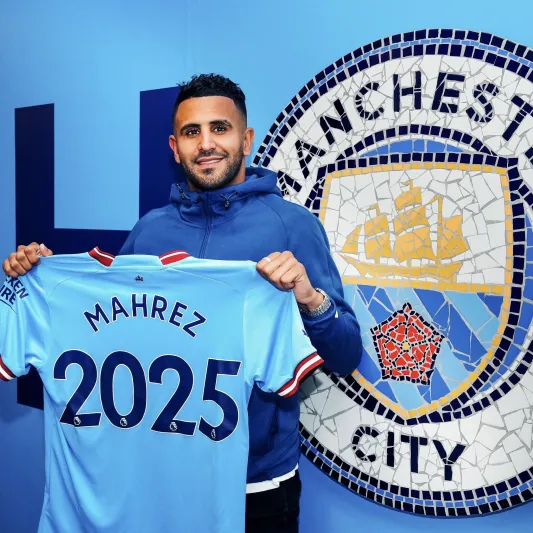 رياض محرز  يرد على سخرية متابعيه من هاتفه المحمول