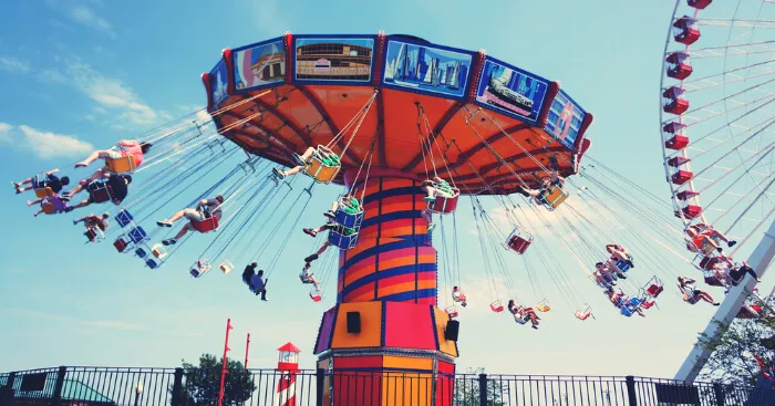 لقطات مرعبة لتطاير الركاب من لعبة مدينة ملاهٍ (فيديو)