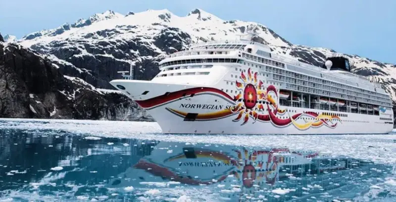 واقعة تيتانيك تتكرر.. لحظة اصطدام سفينة ضخمة بجبل جليدي (فيديو)