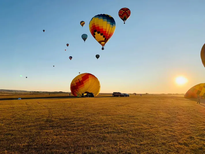 يحمل 30 راكبًا... لحظة سقوط منطاد على ارتفاع 60 مترًا (فيديو)
