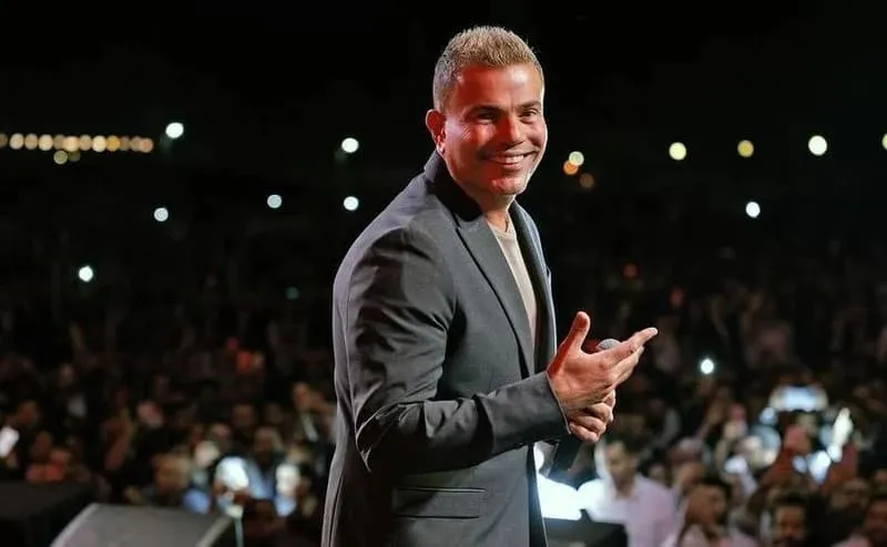 عمرو دياب يسخر من أغنيته "ب وح وب وك" في موسم الجيمرز بالرياض