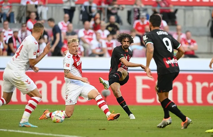 تقنية ثورية في عالم كرة القدم.. تنقل الجمهور لملعب المباراة مع اللاعبين (فيديو)