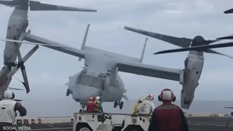 لحظة تحطم مروحية فوق سفينة حربية أمريكية (فيديو)