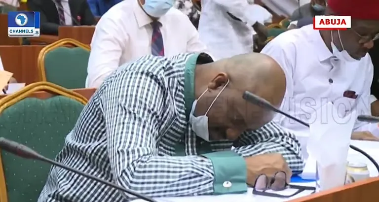 مسؤول نيجيري يدعي أن لديه مرضًا غامضًا للهروب بمليون دولار (فيديو)