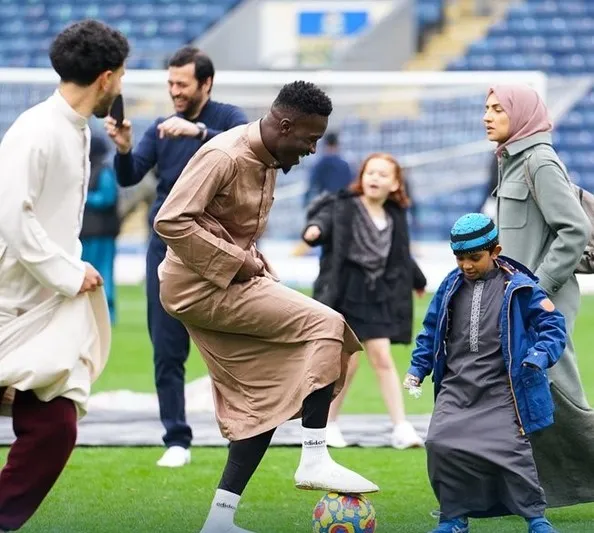 للمرة الثانية.. نادٍ إنجليزي يفتح ملعبه للمسلمين لأداء صلاة عيد الأضحى