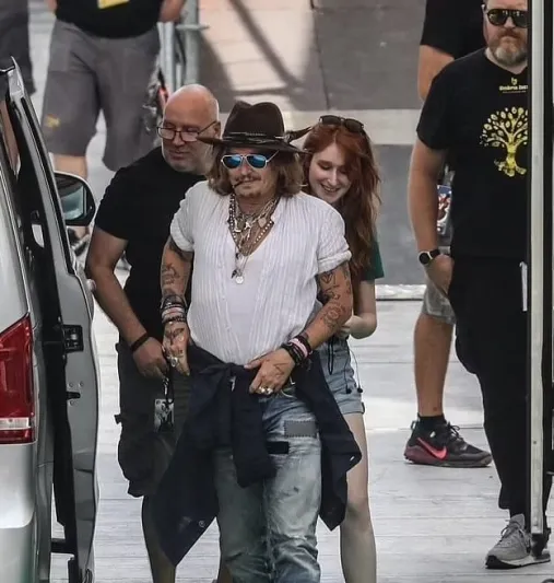 جوني ديب يظهر مع امرأة غامضة في مهرجان بإيطاليا