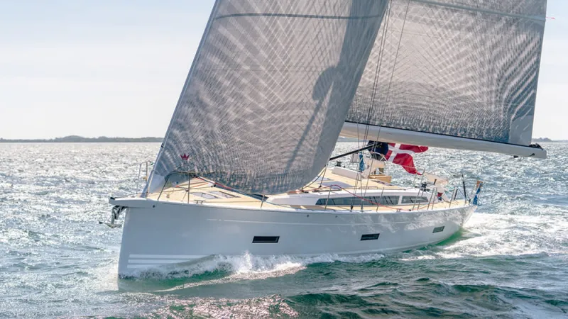 X49E.. يخت كهربي شراعي أنيق قادر على شحن بطارياته خلال الإبحار