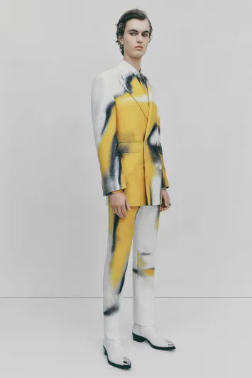 حي سوهو يلهم ألكساندر ماكوين لخريف وشتاء 2022