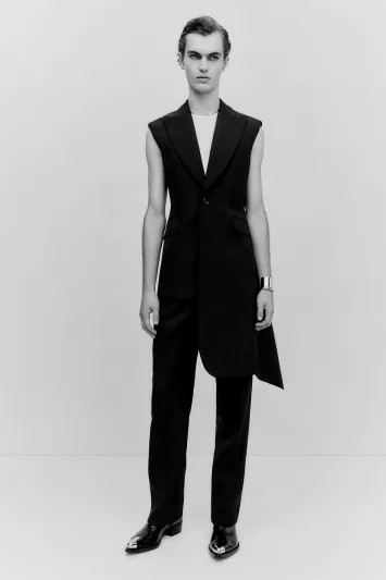 حي سوهو يلهم ألكساندر ماكوين لخريف وشتاء 2022