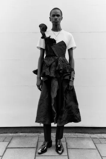 حي سوهو يلهم ألكساندر ماكوين لخريف وشتاء 2022