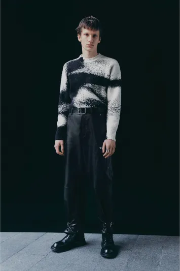 حي سوهو يلهم ألكساندر ماكوين لخريف وشتاء 2022