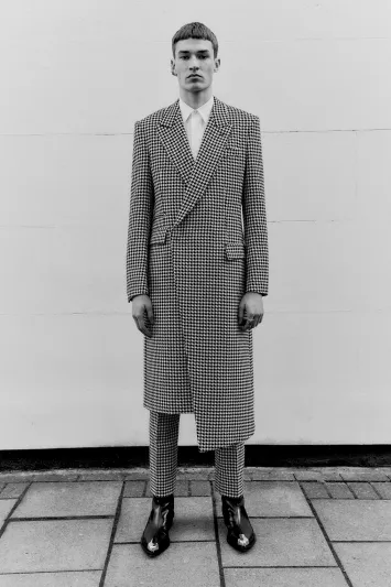 حي سوهو يلهم ألكساندر ماكوين لخريف وشتاء 2022