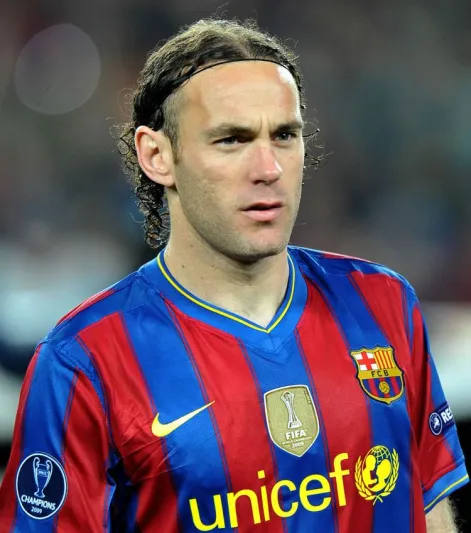 نجم برشلونة السابق يوجه لكمات للمدرب المنافس ويُقتاد للشرطة (فيديو)