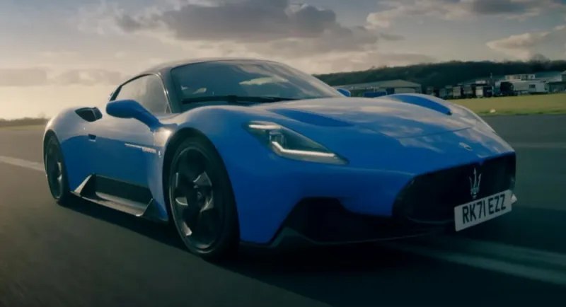 مازيراتي MC20 تستعرض سرعتها القصوى على الطريق السريع (فيديو)