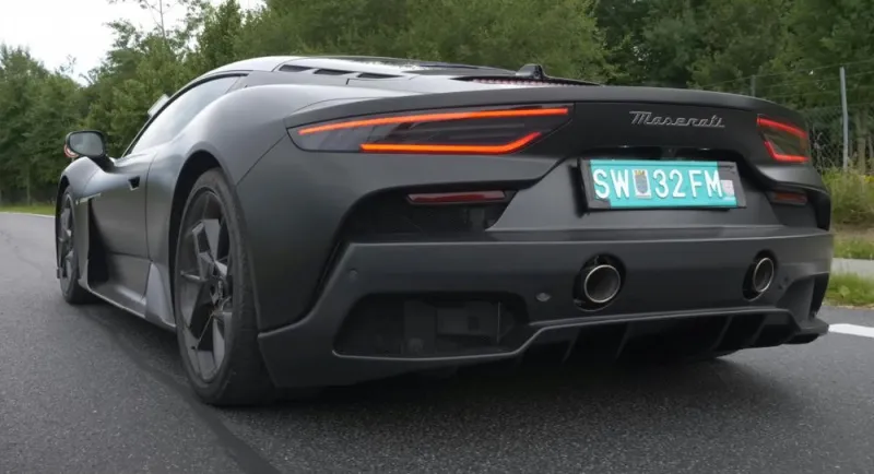 مازيراتي MC20 تستعرض سرعتها القصوى على الطريق السريع (فيديو)