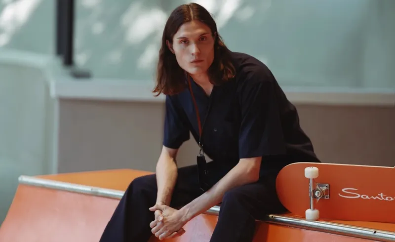 سحر أناقة السبعينيات يتجلى في مجموعة سانتوني لربيع وصيف 2023