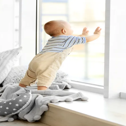 إنقاذ رضيعة من سقوط مروع قبل لحظات من اصطدامها بالأرض (فيديو)