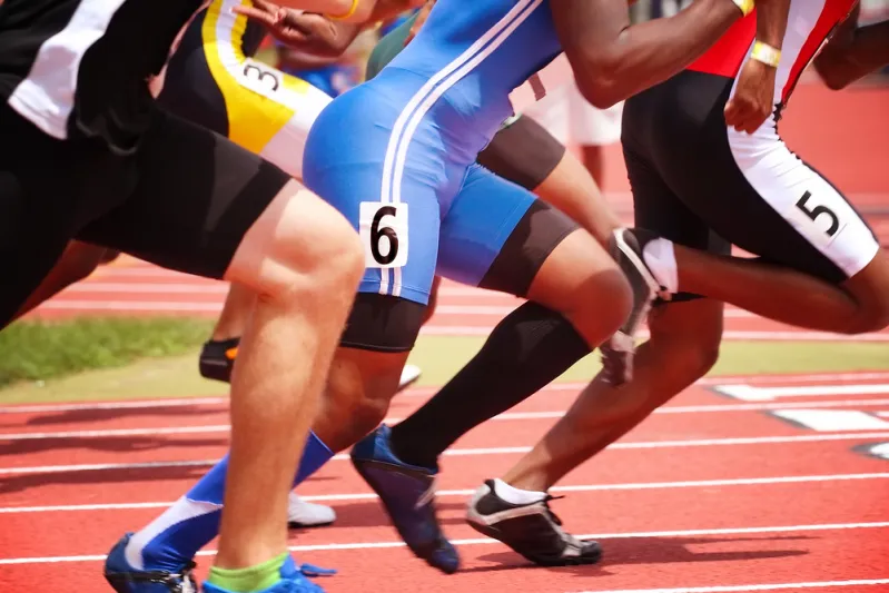 طار في الهواء لأمتار.. عداء يفوز بسباق عالمي بأغرب طريقة ممكنة (فيديو)