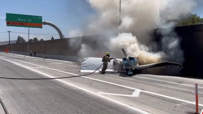 طائرة تسقط وتشتعل وسط طريق سريع... فما مصير قائدها؟ (فيديو)