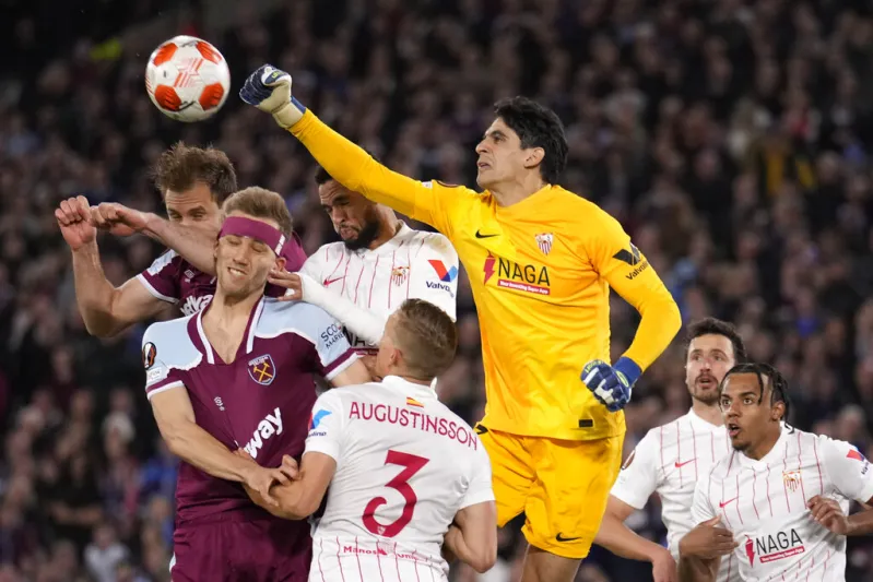  عربي يتصدر قائمة المرشحين لجائزة أفضل حارس مرمى بالعالم (فيديو)