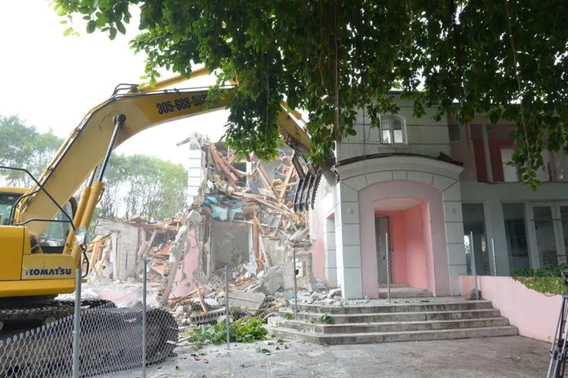 عامل ساخط يدمر منازل الأثرياء بحفار انتقامًا لطرده! (فيديو)