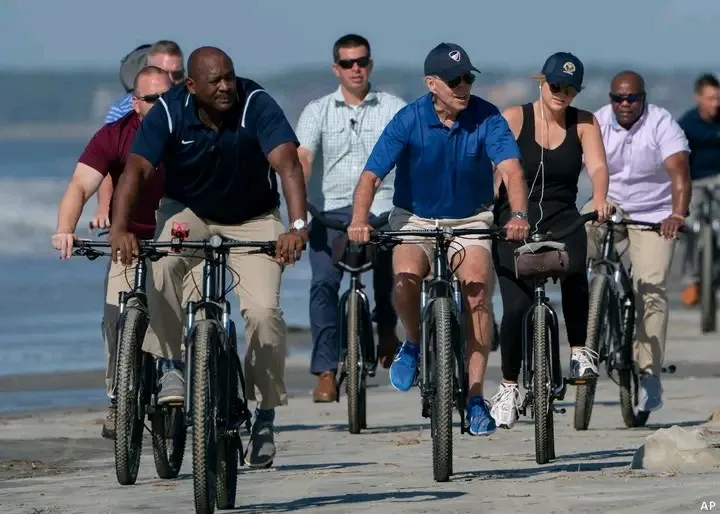 بايدن يستمتع بركوب الدراجات الهوائية ويتجاهل أسئلة الصحفيين (فيديو)