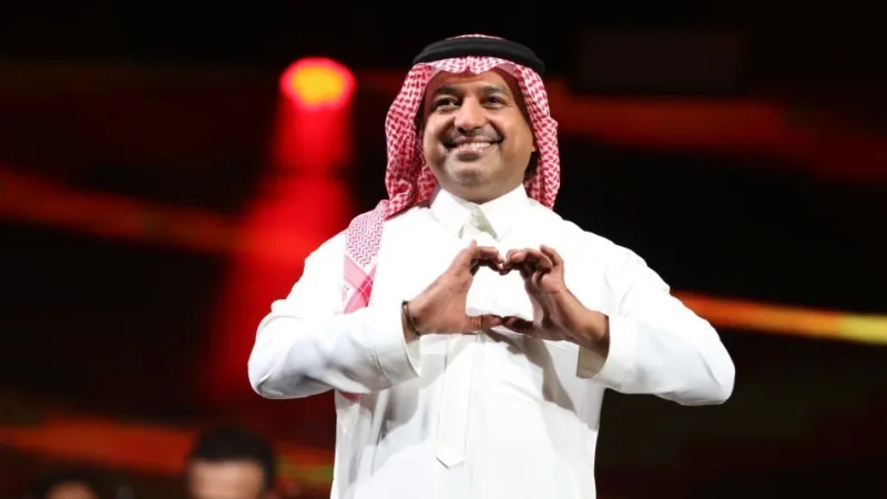 لقطة طريفة... طريقة راشد الماجد الغريبة في تناول البيتزا (فيديو)