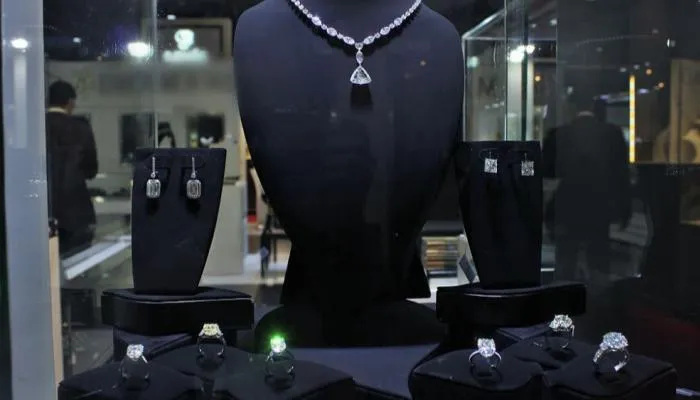 سرقة مجوهرات بمليوني دولار خلال أقل من دقيقة! (فيديو)