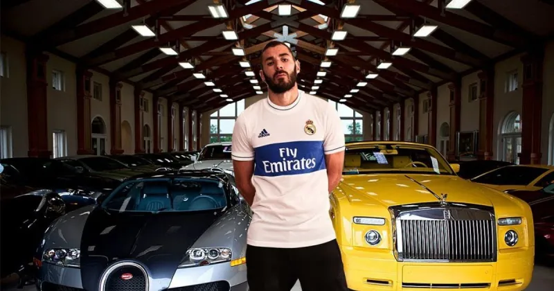 إحداها بقيمة 3.6 مليون يورو... أسطول سيارات النجم الفرنسي «كريم بنزيما» (فيديو)