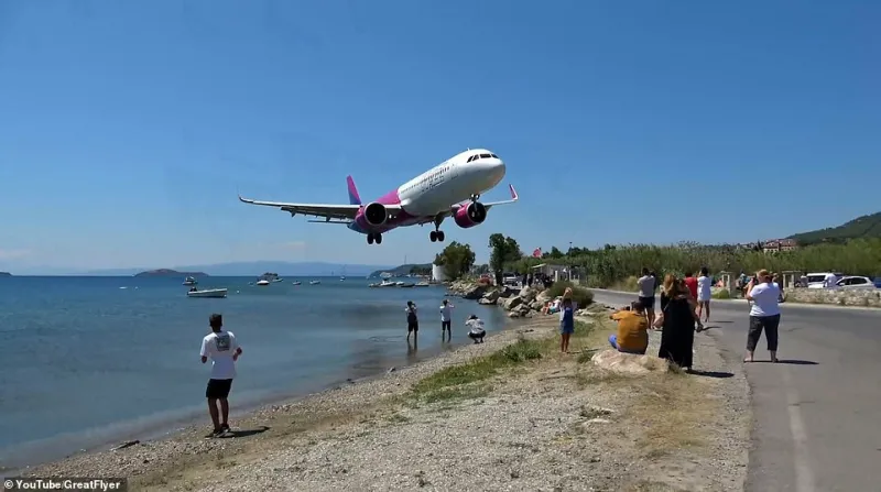 طائرة تهبط على بُعْد أمتار فوق رؤوس المصطافين! (فيديو)