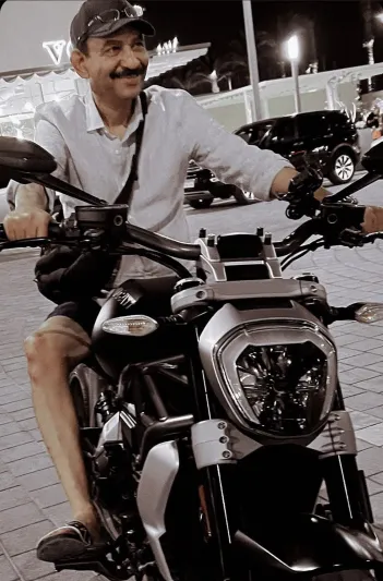  عبادي الجوهر بإطلالة شبابية مغايرة على دراجة نارية! (صورة)