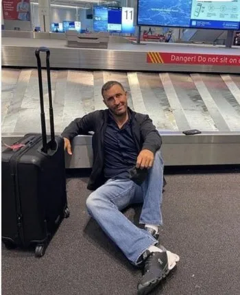  مستلقياً على الأرض... هل تعمد "كاظم الساهر" إثارة الجدل في ظهوره الأخير؟ (صور)