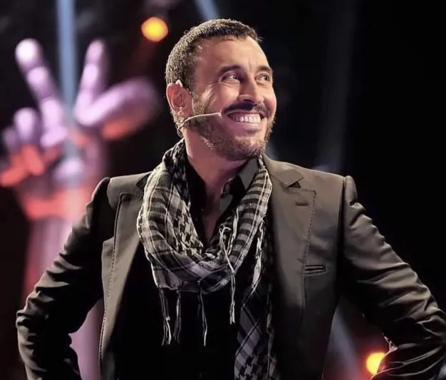  مستلقياً على الأرض... هل تعمد "كاظم الساهر" إثارة الجدل في ظهوره الأخير؟ (صور)