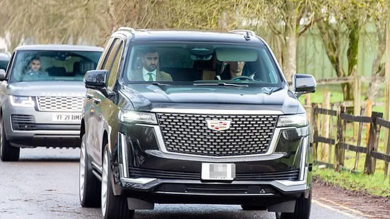 «كريستيانو رونالدو» حزين في سيارته الفارهة... اكتشف مواصفاتها وسعرها (فيديو)