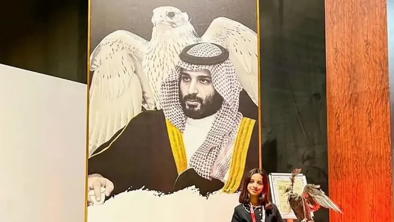 لوحة فنية للأمير محمد بن سلمان مطرزة بالذهب تجذب أنظار زوار معرض الصقور