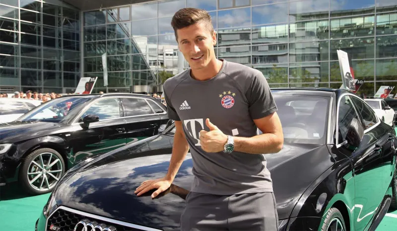 عاشق للسوبر كار الرياضية... أسطول سيارات «ليفاندوفسكي» (فيديو)