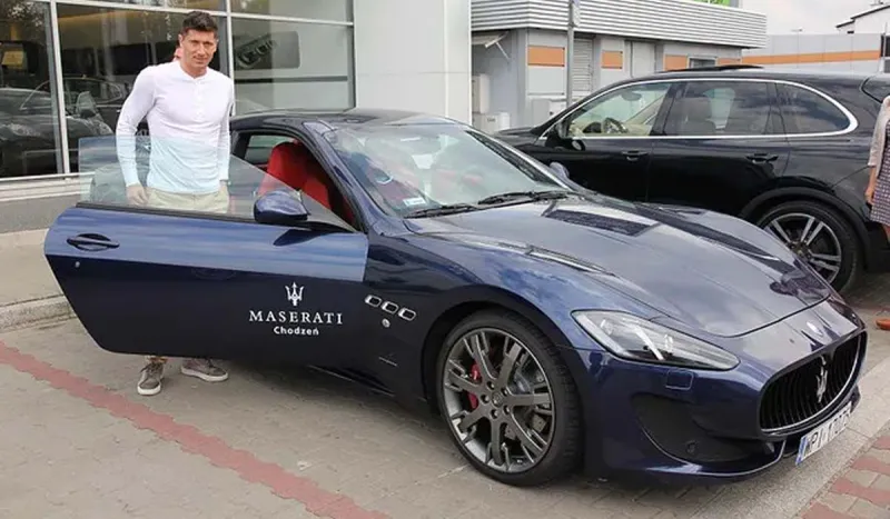 عاشق للسوبر كار الرياضية... أسطول سيارات «ليفاندوفسكي» (فيديو)