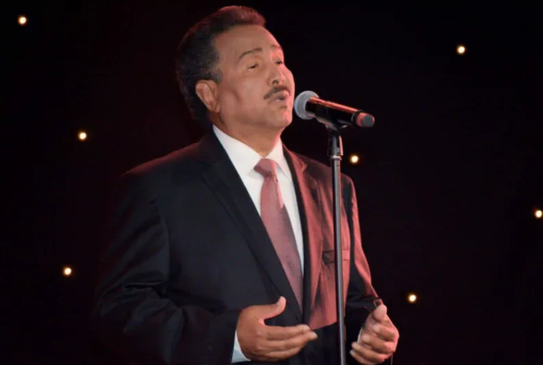 تصرُّف إنساني نبيل من محمد عبده بعد سقوط مصور الحفل (فيديو)